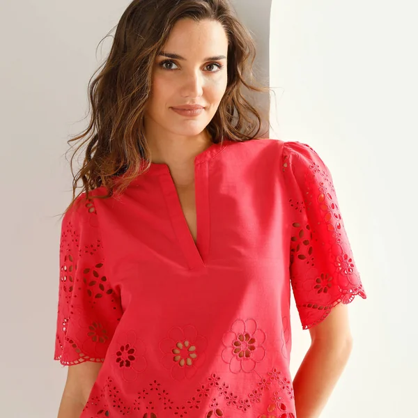 Blouse col tunisien manches courtes, broderie anglaise, framboise