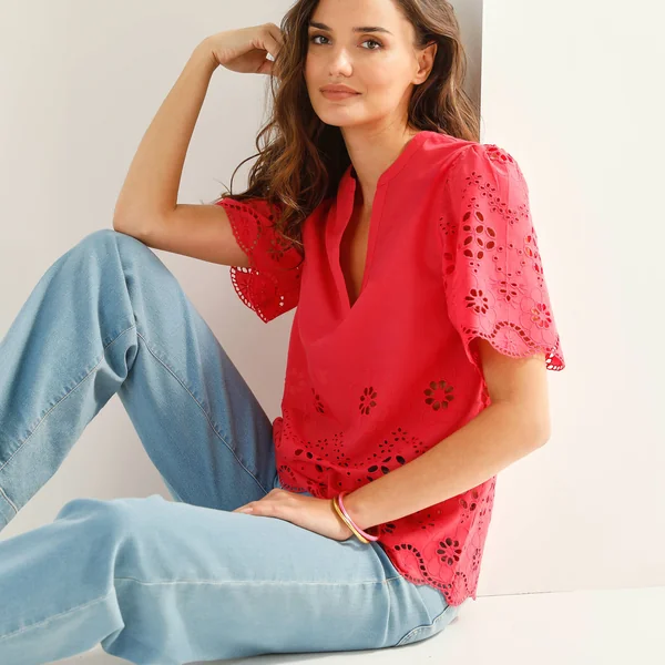 Blouse col tunisien manches courtes, broderie anglaise, framboise