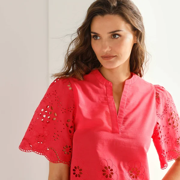 Blouse col tunisien manches courtes, broderie anglaise, framboise