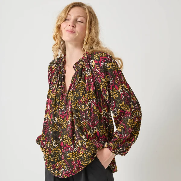 Blouse en voile crépon imprimée ethnnique, noir / multicolore