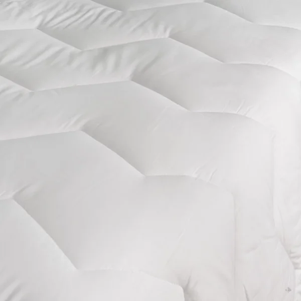 Couette tempérée 240x220 cm BAMBOU garnissage 50% viscose de bambou 50% polyester 300 g/m2