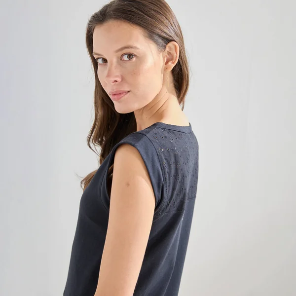 Débardeur col V, détail dos broderie anglaise, noir