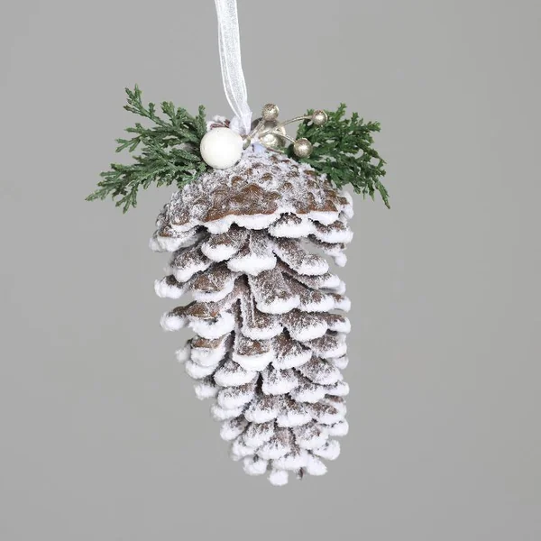 Décoration à suspendre pomme de pin enneigée blanche - 16 cm