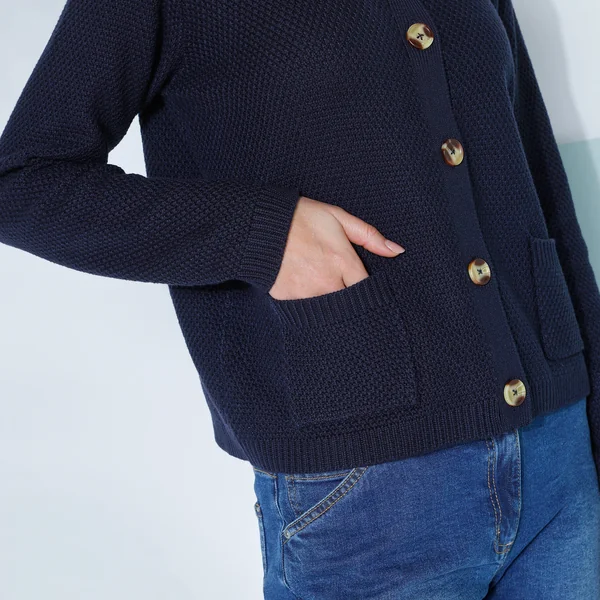 Gilet paletot maille fantaisie, boutons effet corne, marine