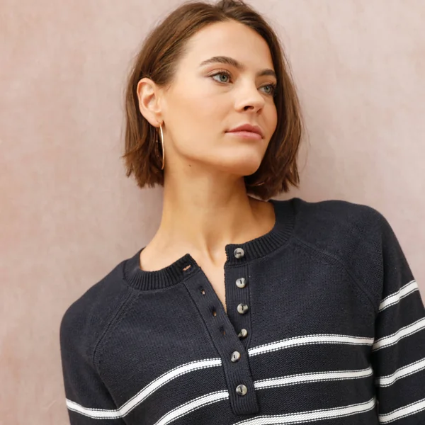Pull rayé col tunisien boutonné, marine / écru