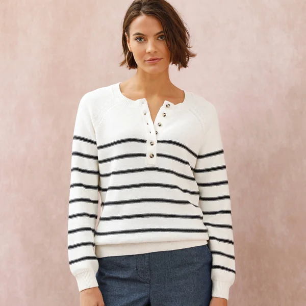 Pull rayé col tunisien boutonné, écru / marine
