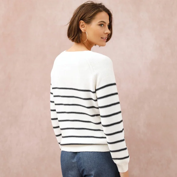 Pull rayé col tunisien boutonné, écru / marine