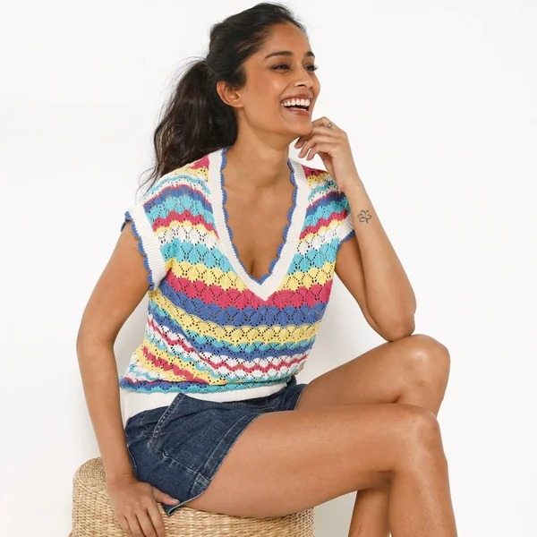 Pull rayé en crochet festonné col V, manches courtes, bleu / jaune