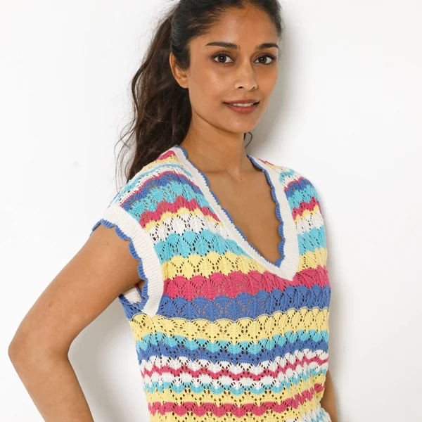 Pull rayé en crochet festonné col V, manches courtes, bleu / jaune