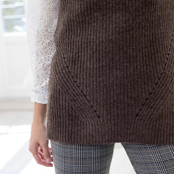 Pull tunique en côte sans manches, col montant zippé, chocolat