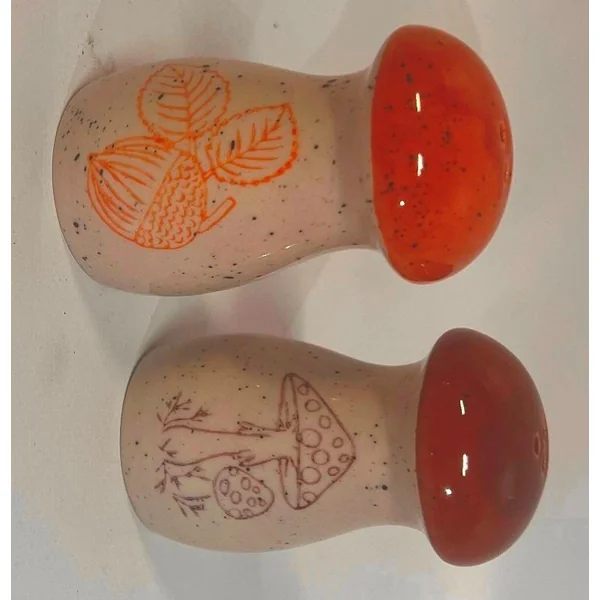 Salière et poivrière forme champignon en grès beige à motif orange ou rouge Hector - H 7,5 cm
