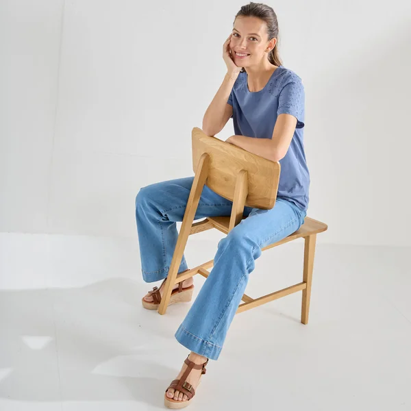 T-shirt col rond manches courtes, détail broderie anglaise, bleu jean