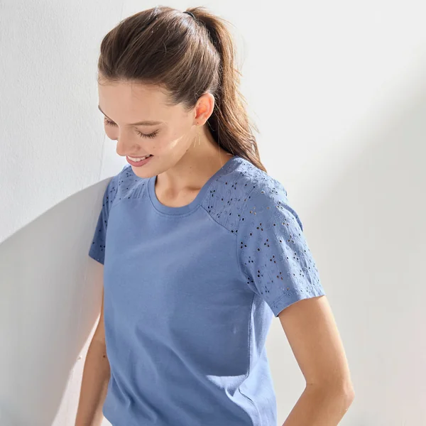 T-shirt col rond manches courtes, détail broderie anglaise, bleu jean