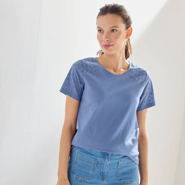 T-shirt col rond manches courtes, détail broderie anglaise, bleu jean