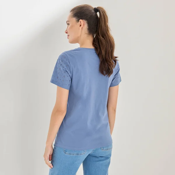 T-shirt col rond manches courtes, détail broderie anglaise, bleu jean