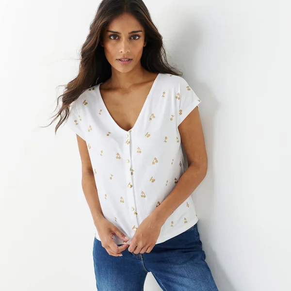 T-shirt col V boutonné imprimé cerises dorées, blanc / doré
