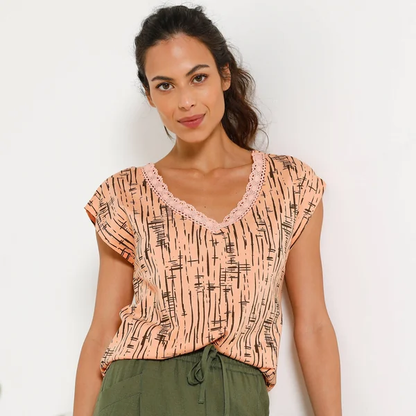 T-shirt imprimé, col V macramé, pêche / chocolat